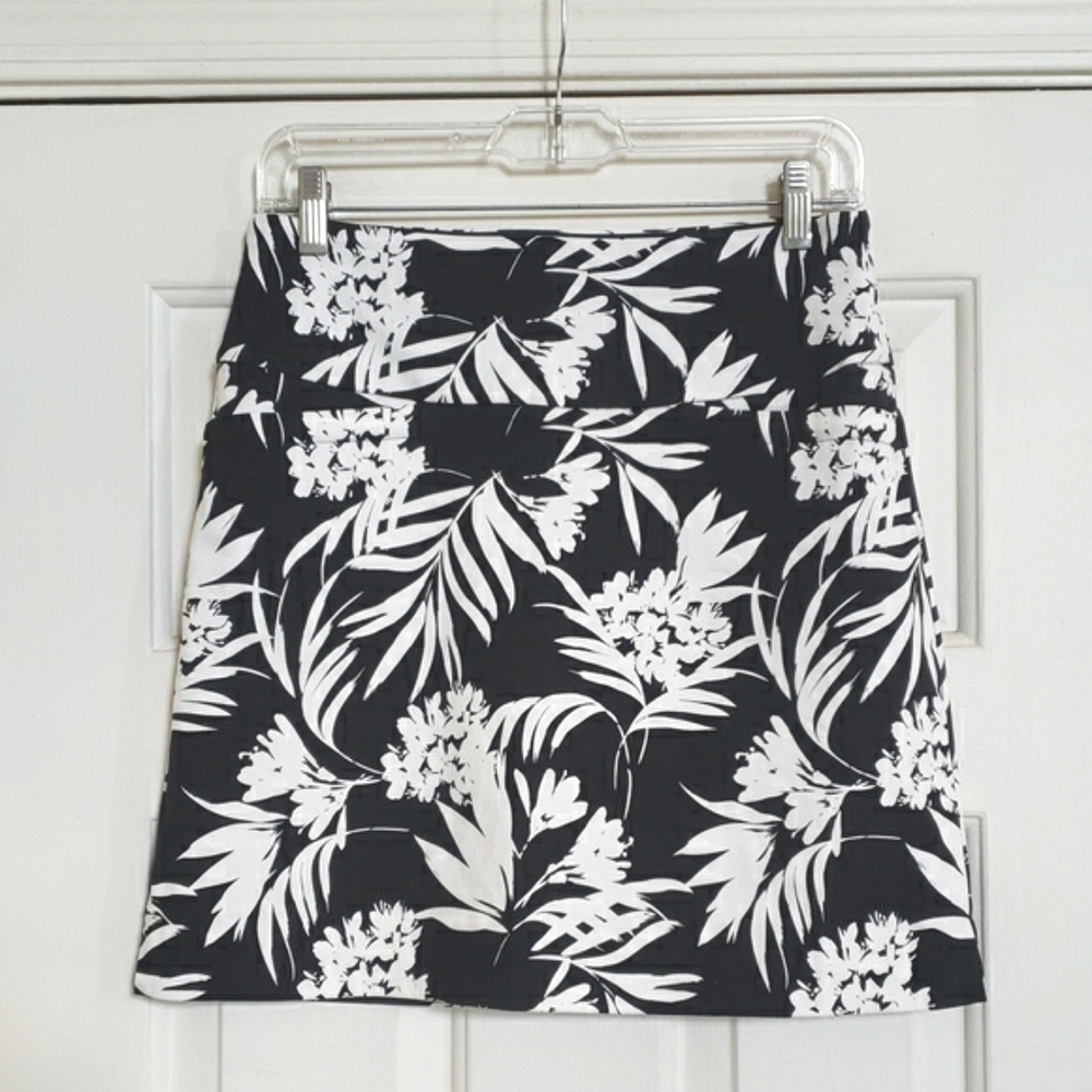S.C. & CO. Black & White Floral Athletic Skort – Size SMALL - Picture 4 of 12